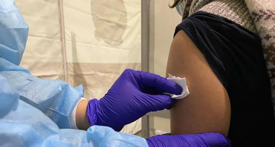 Covid in risalita, nuovi vaccini antivarianti raccomandati agli over 12: richiamo dopo 4 mesi