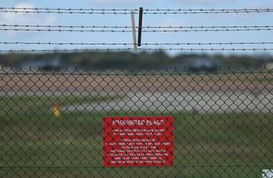 Attacco contro base della Raf, rilasciati su cauzione i 5 arrestati