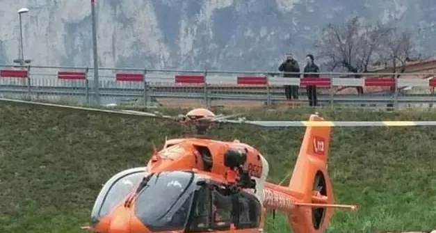 Monguelfo, investita da un’auto nel parcheggio: novantenne grave