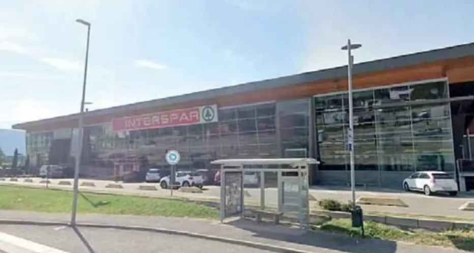 Rubano al supermercato e prendono a pugni l’addetto alla vigilanza