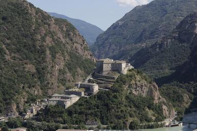Il genio di Franco Moschino in mostra al Forte di Bard