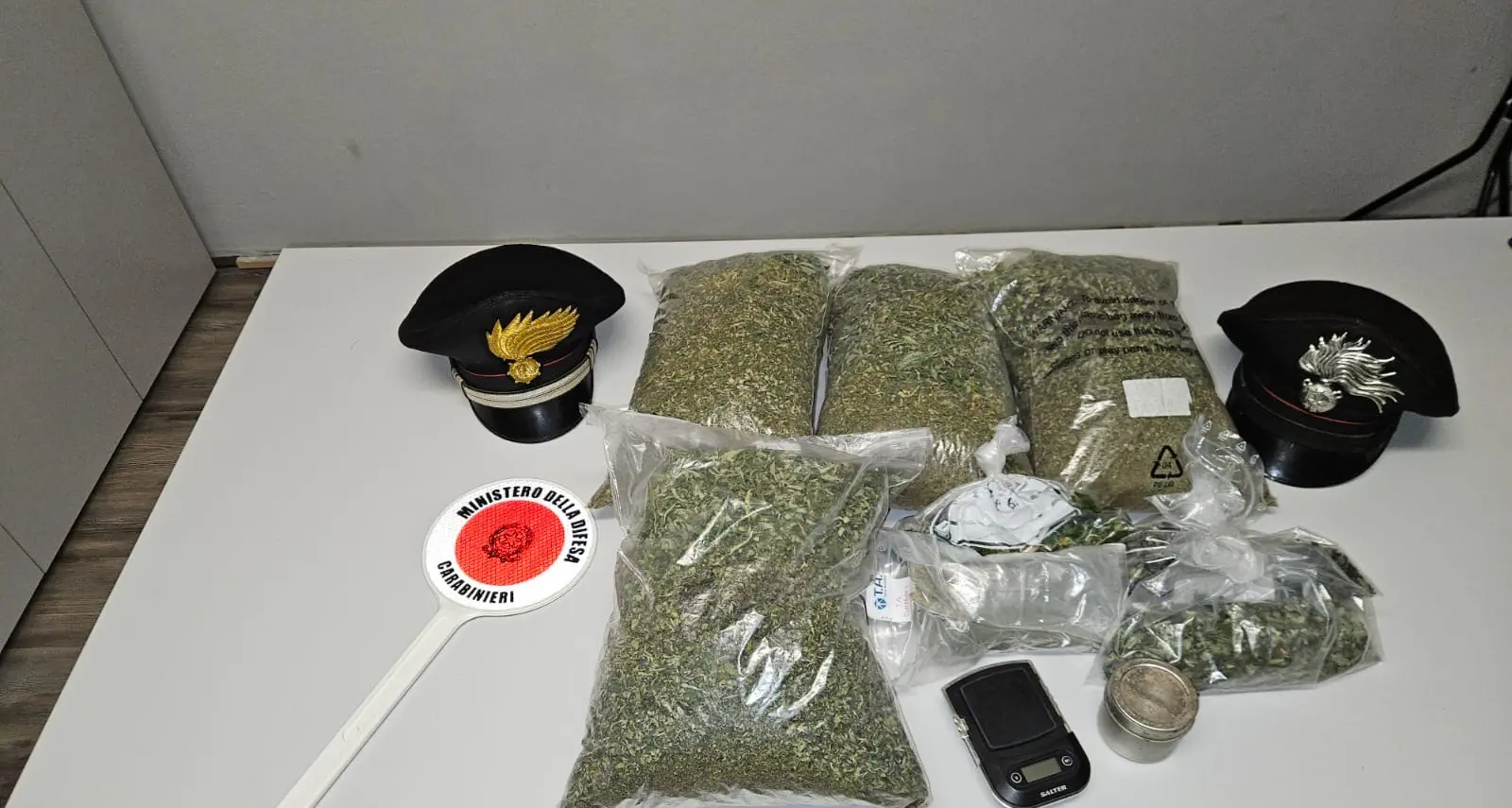 Sarentino, i carabinieri sequestrano 2 chili di marijuana e denunciano un uomo