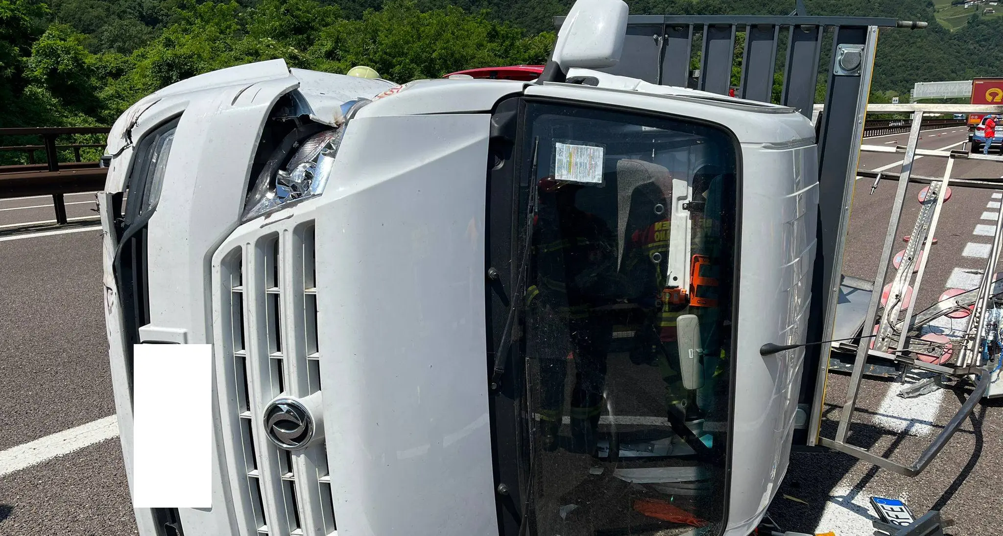 Tir investe un mezzo di cantiere sull’A22 che si ribalta
