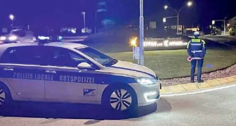 Guida un autocarro con la patente falsa, rischia fino a 30 mila euro di multa