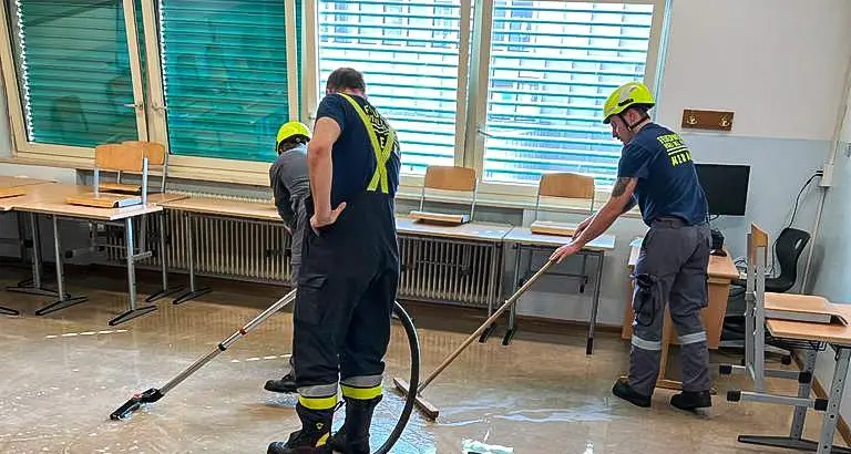 Idrante aperto, allagate le medie Segantini di Merano: ingenti danni e domani scuola chiusa