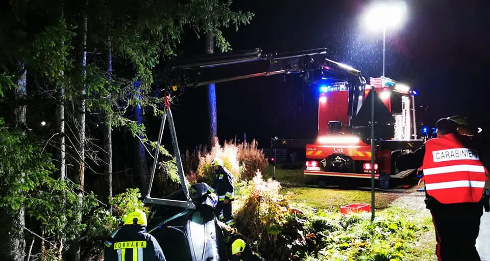Paura a Corvara, automobile finisce in una scarpata a bordo strada