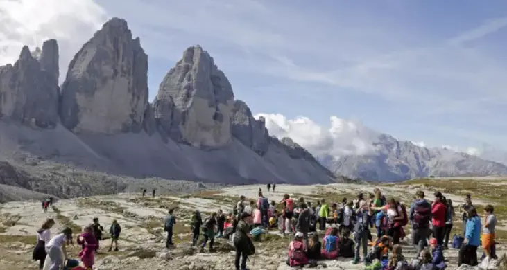 La protesta dei sindaci: «Auto, moto e raduni: una invasione incontrollata deteriora l'identità delle Dolomiti»