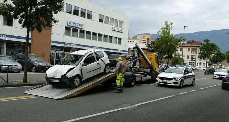 Tamponamento in via Druso, tre feriti: uno è grave