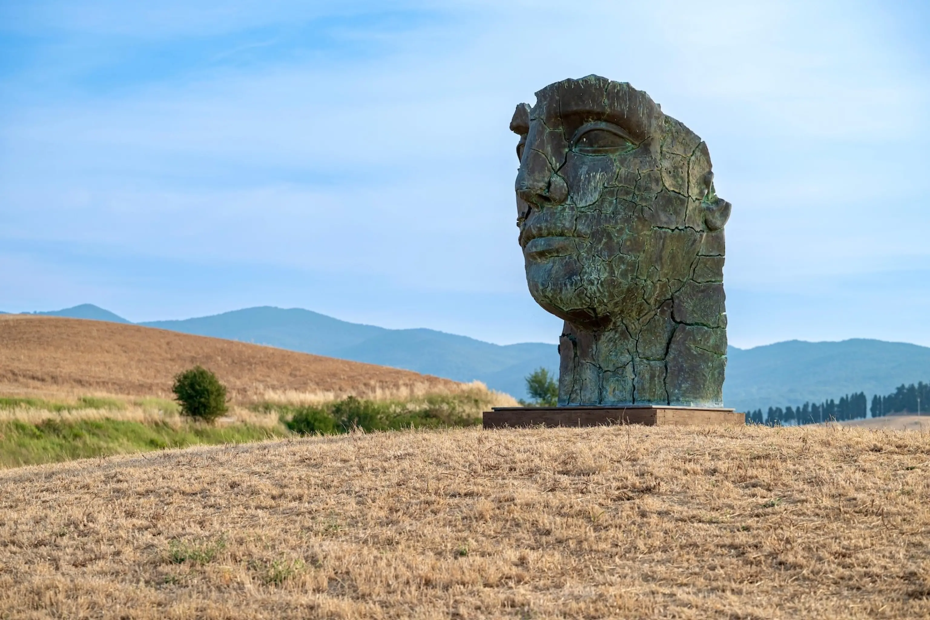 A Lajatico monumentale Tindaro Screpolato di Mitoraj si sposta in collina