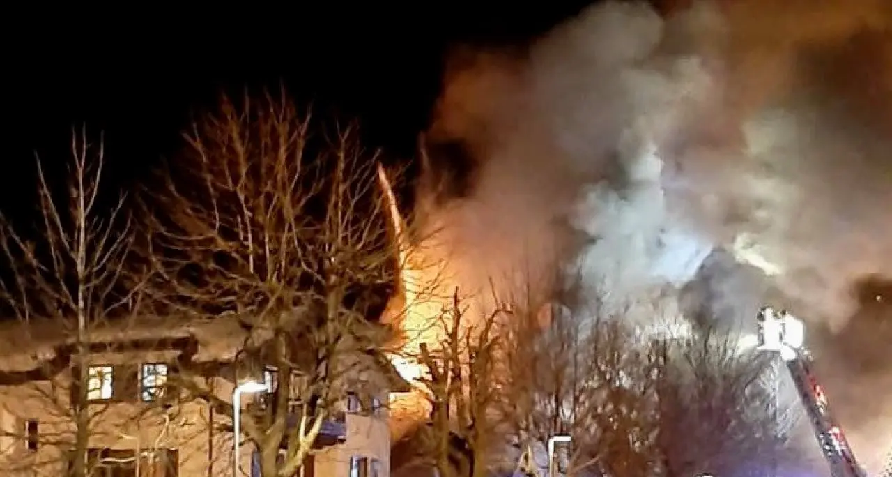 San Candido, vigili del fuoco in azione per un grosso incendio