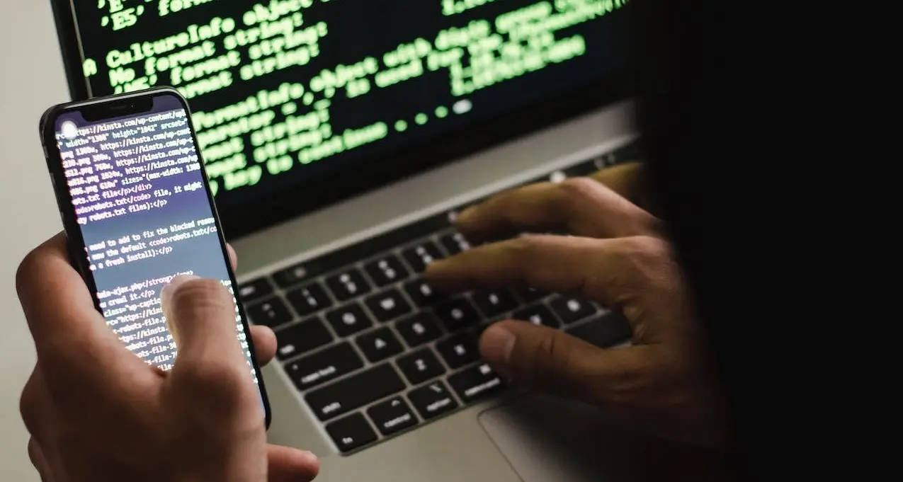 Risponde a un sms e perde 1800 euro, truffa informatica a Racines