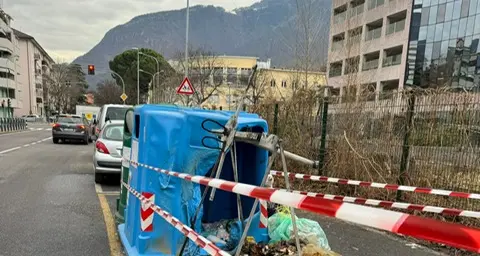Vandalismi alle campane stradali, nel 2024 danni per 150mila euro: un terzo nella notte di San Silvestro