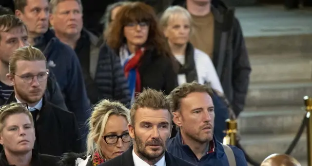 Regina: anche Beckham in fila 12 ore per renderle omaggio