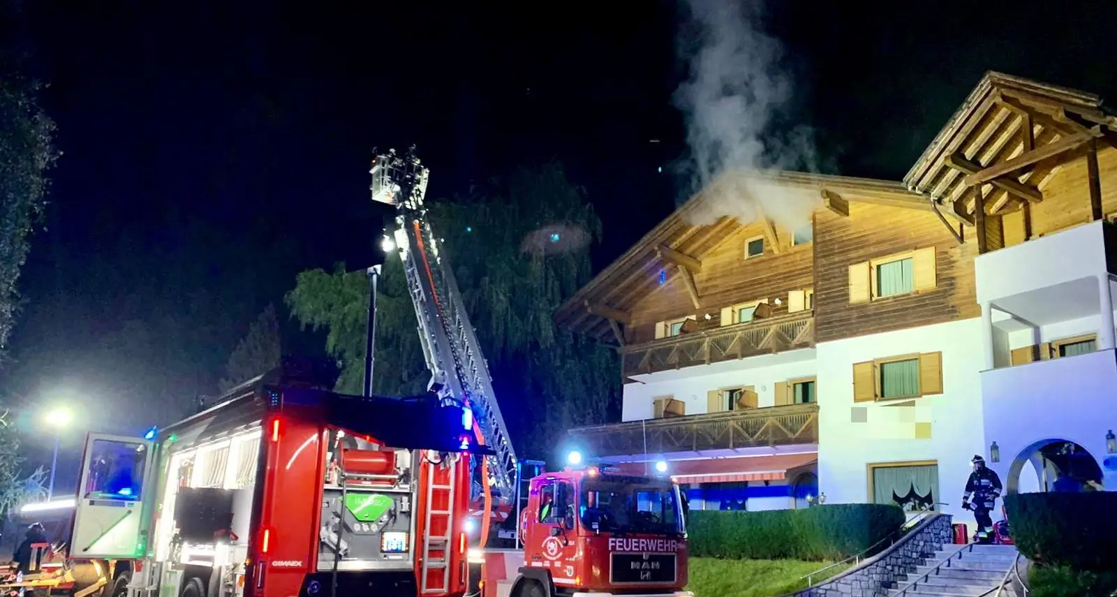 Trens, fiamme in una camera d’albergo: 16 evacuati, nessun ferito