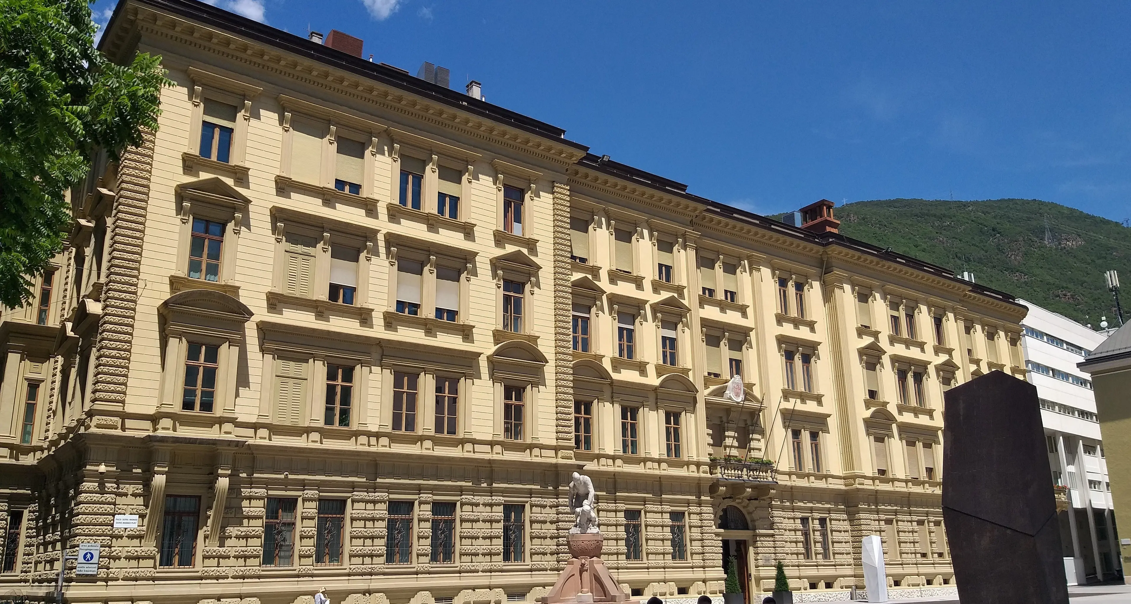 Riforma della struttura amministrativa della Provincia: 42 Ripartizioni e 214 Uffici