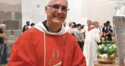 Il parroco di Merano con la kippah contro l'antisemitismo. Don Mario Gretter: “Non è accettabile dover nascondere la propria fede”