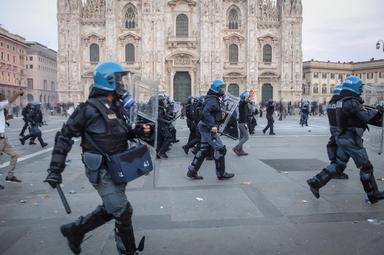 Presidio centrodestra a Milano, momenti di tensione con alcuni giovani