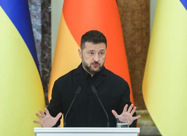 Zelensky al Ft, 'riprenderemo gli attacchi alle raffinerie russe'