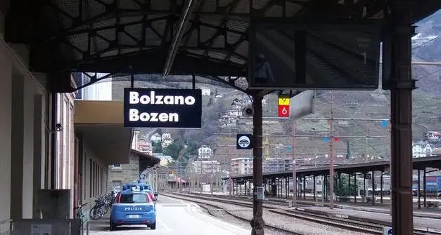 Covid, in Alto Adige i controllori possono multare chi è senza mascherina su bus e treni