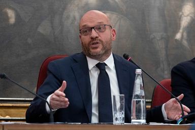 Fontana chiede parere a Giunta regolamento, congelato accesso a chat Delmastro