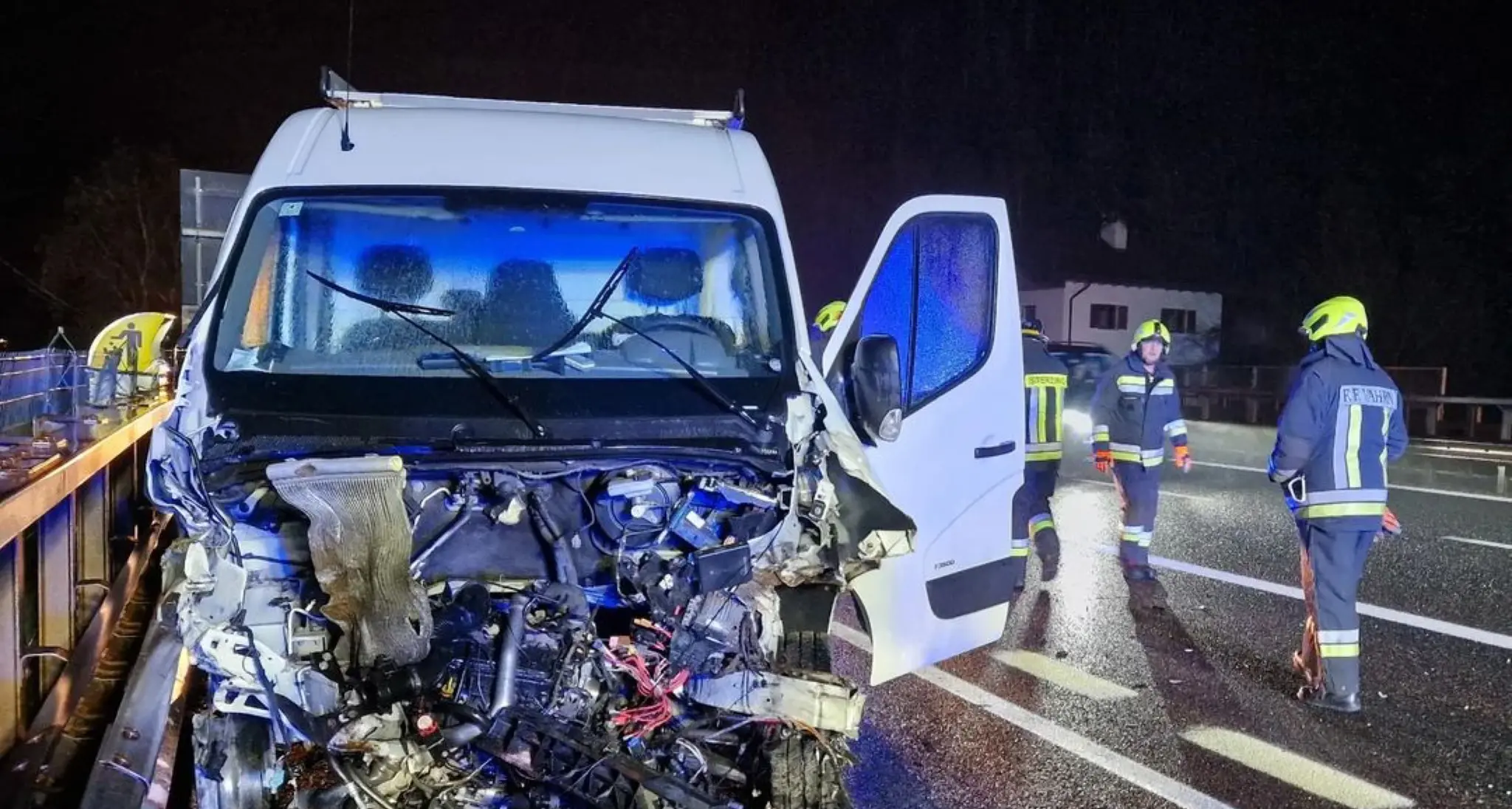 Furgone sbanda e si schianta contro il guard rail sull’A22