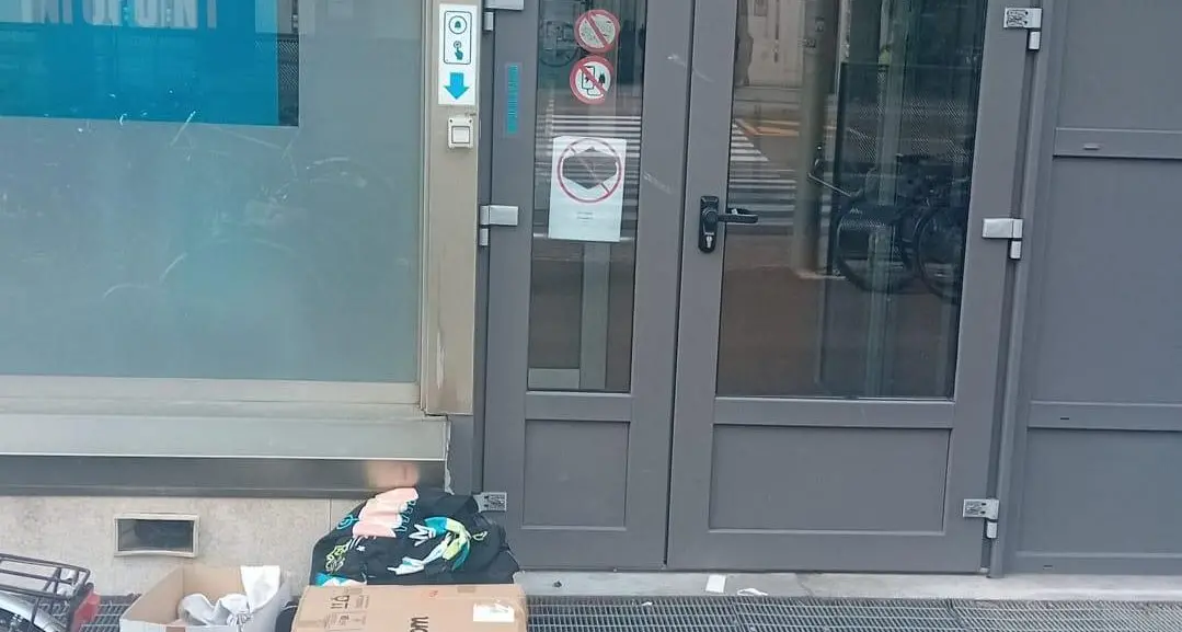 Lavora in hotel, ma è costretto a dormire in strada