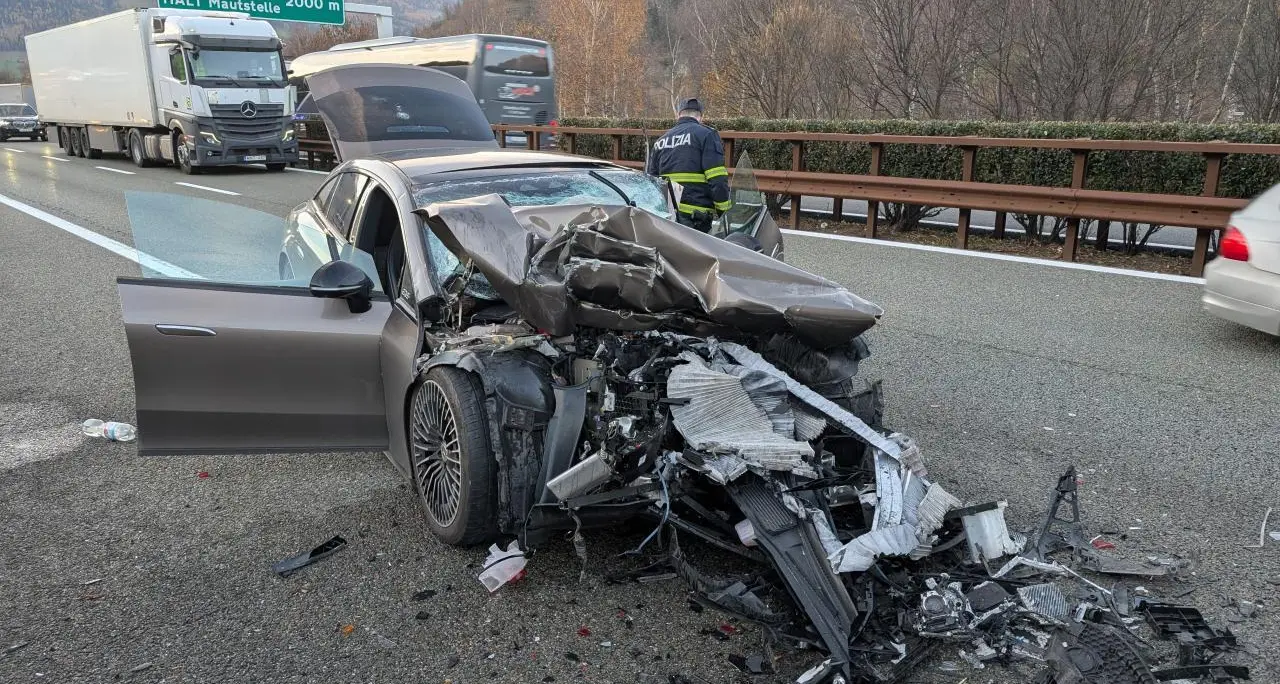 Incidente in A22 a Vipiteno, auto distrutta dopo tamponamento: due feriti