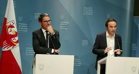 Terremoto Svp, Kompatscher “licenzia” Widmann. E le opposizioni chiedono nuove elezioni
