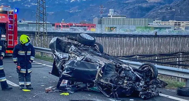 Terribile schianto sulla Me-Bo: auto distrutta, conducente salvo per miracolo