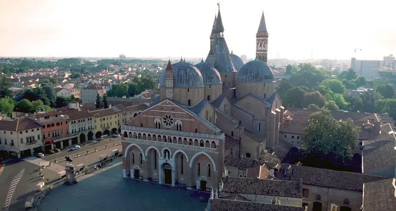 Surreale in centro a Padova: tre fermati sul Liston. Sull’auto coltello, bancomat e una gallina