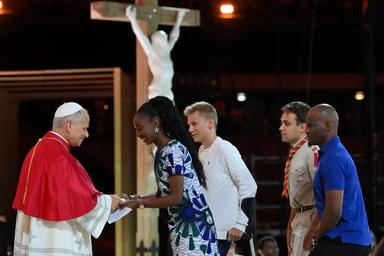 Il Papa, 'gli adolescenti sotto la corazza chiedono di essere amati'