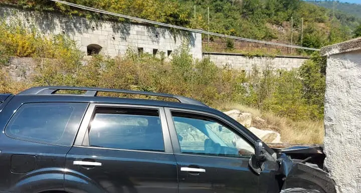 Fortezza, si schianta con la macchina contro il muretto