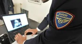 Adesca un undicenne in chat, arrestato un pedofilo: si indaga su possibili altri casi