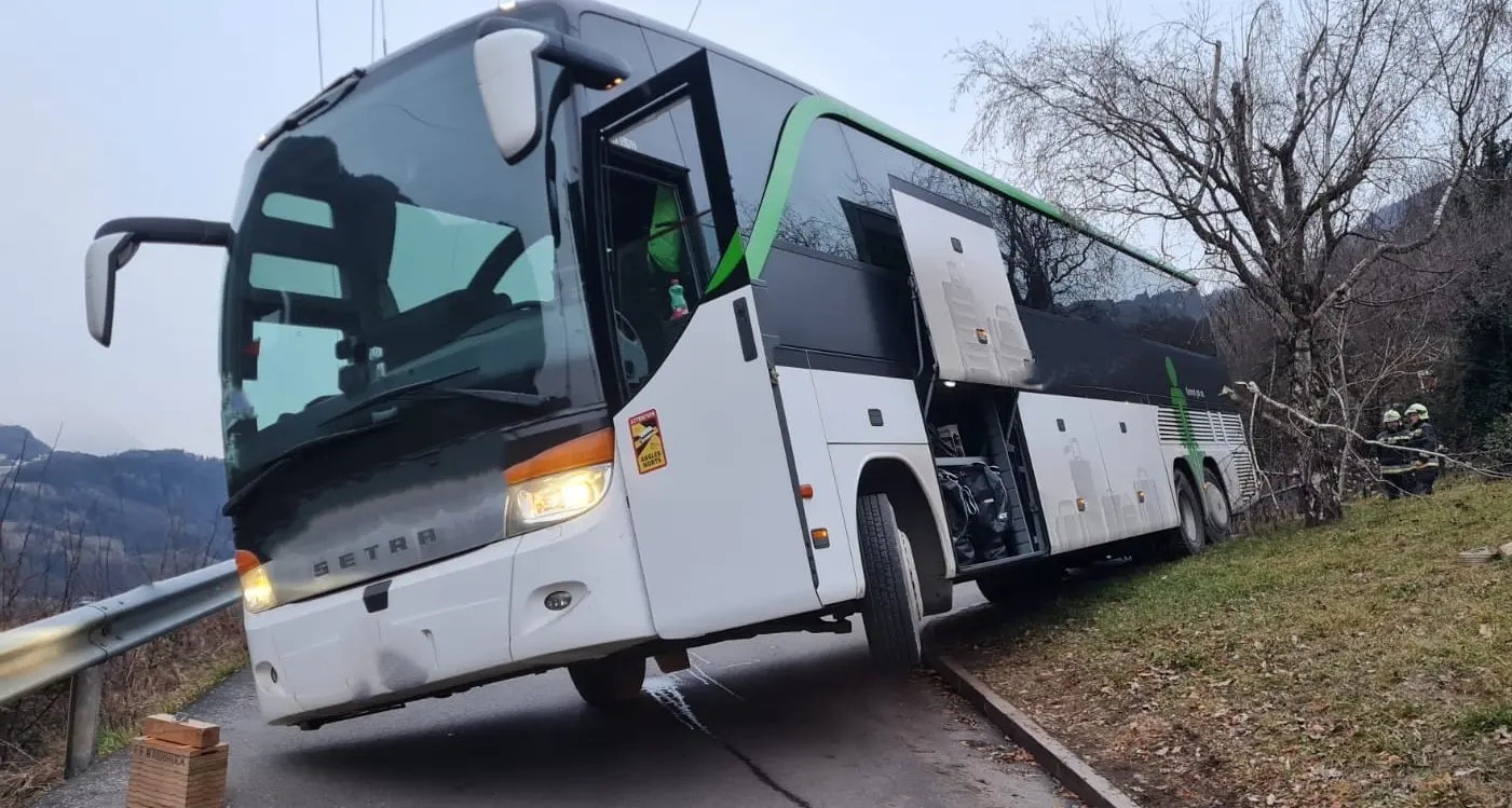 Barbiano, il pullman si incastra in curva: recuperato dai vigili del fuoco