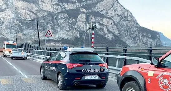 Rischia di soffocare, 74enne salvato dai carabinieri a Salorno