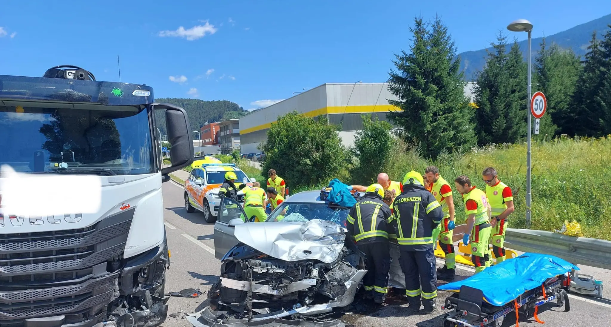 San Lorenzo, incidente tra camion e due auto: in due gravi