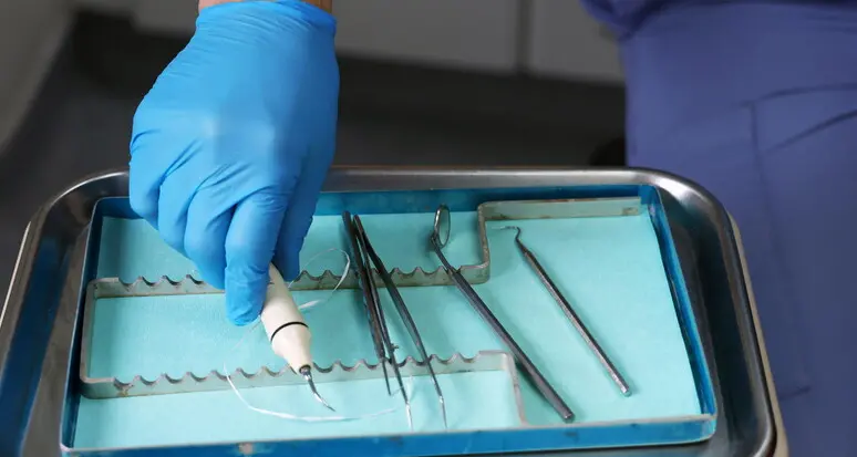 Truffa dal dentista, sparito prima della fine del lavoro: persi 8mila euro