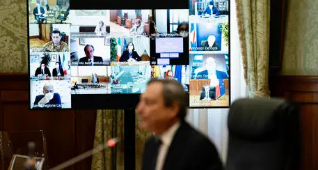 Le Regioni: “Stretta solo ai no vax”. Stop del Governo: “Non non siamo l’Austria”