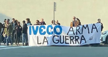 Ucraina: manifestazione degli anarchici davanti all’Iveco di Bolzano