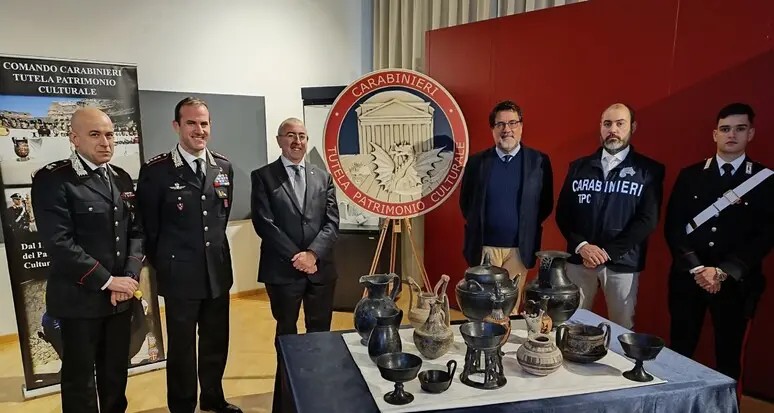 Restituite 14 ceramiche tra VII a IV secolo A.C. al museo di Adria, perquisizioni e sequestri anche a Bolzano