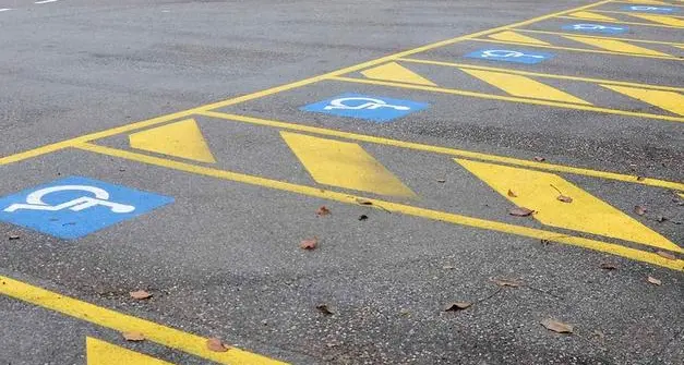 Nuovo codice della strada: pugno duro per chi parcheggia sui posti dei disabili