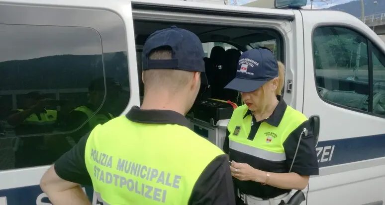Bolzano, nasconde la droga in campagna: arrestato mentre la recupera