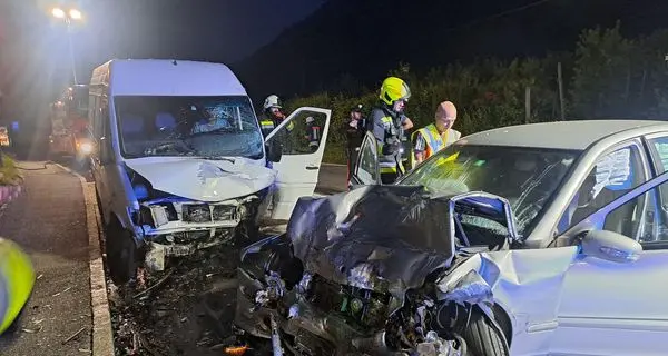 Terribile incidente nella notte a Tel: due auto collidono, tre i feriti