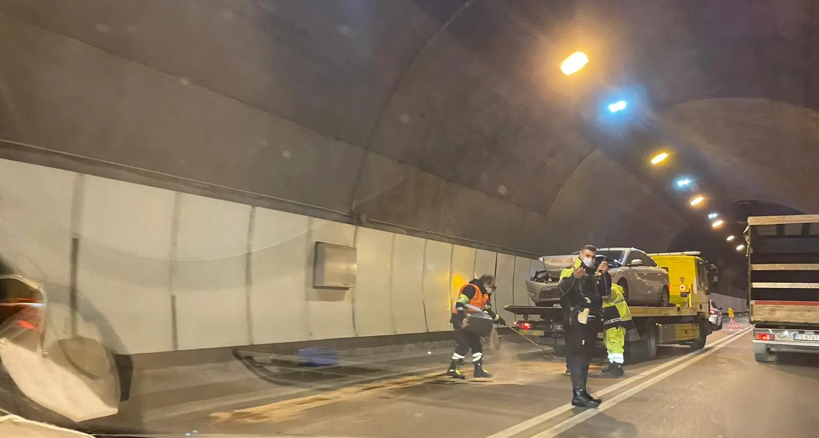 Incidente nella galleria del Virgolo all’ora di pranzo: traffico in tilt