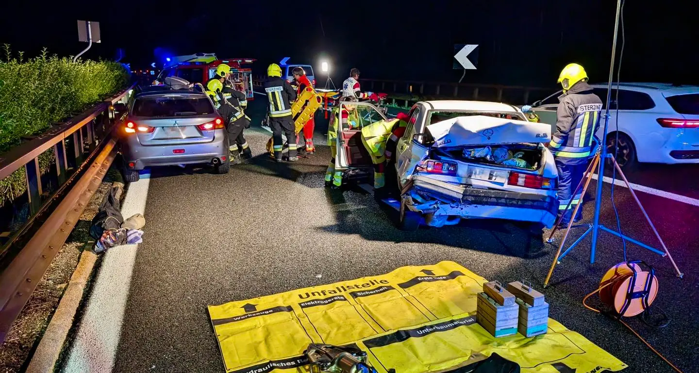 Scontro in A22, automobilista liberato dai vigili del fuoco. Che salvano anche il cane