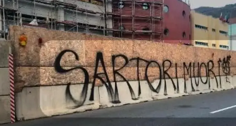 Nuove minacce di morte al questore Sartori: la scritta su un cantiere in via Duca D’Aosta