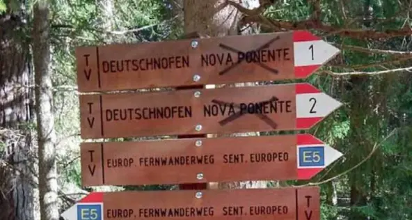 In montagna cancellati i cartelli italiani: indignati i soci del Cai