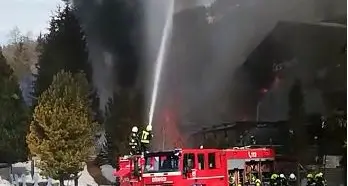 Albergo in fiamme a San Cassiano, al lavoro decine di vigili del fuoco
