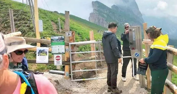 Tornelli e ticket, le Dolomiti contro gli influencer e i turisti da selfie