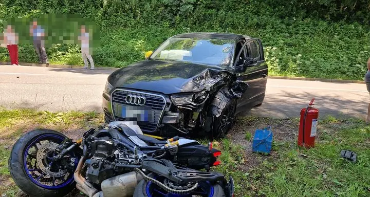 Frontale auto-moto: grave lo scontro a Terlano